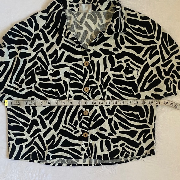 Stylish Black and White Zebra Print Button-Down Shirt - Picture 6 of 8